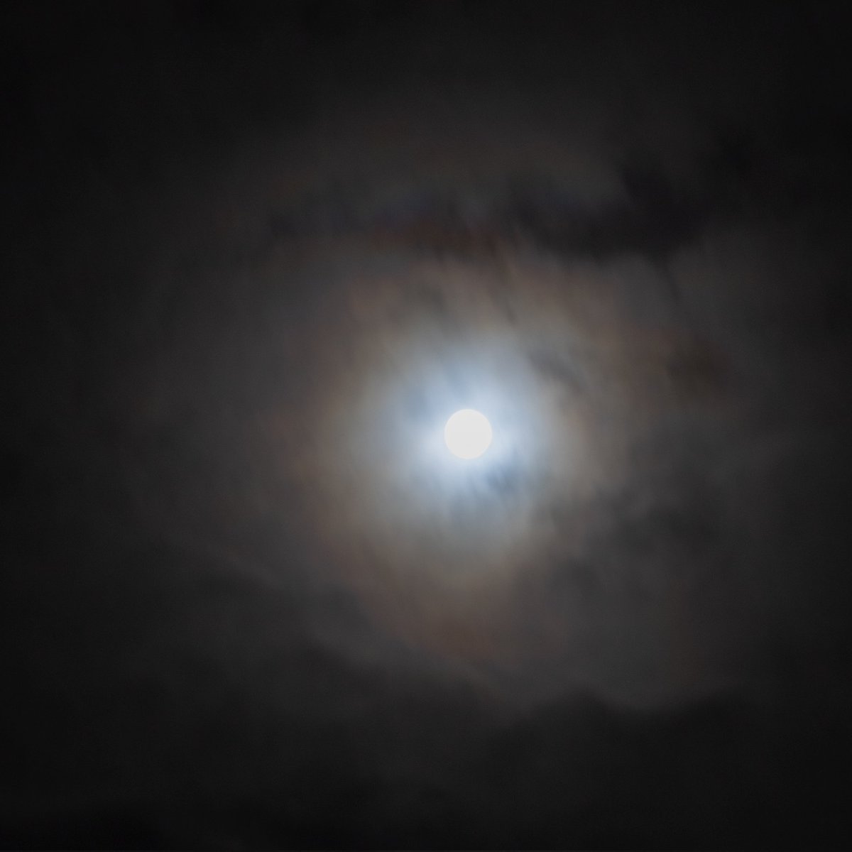 jonesy1007's tweet image. A few cloudy moon shots just before it went too cloudy. 
Tonight's 97% Beaver moon,
#moon #luna #cloudymoon #MoonHour
#beavermoon @ShropshireWX @CanonUKandIE
@PeterLewis55 @jaythegrumpy @amycloudnine_