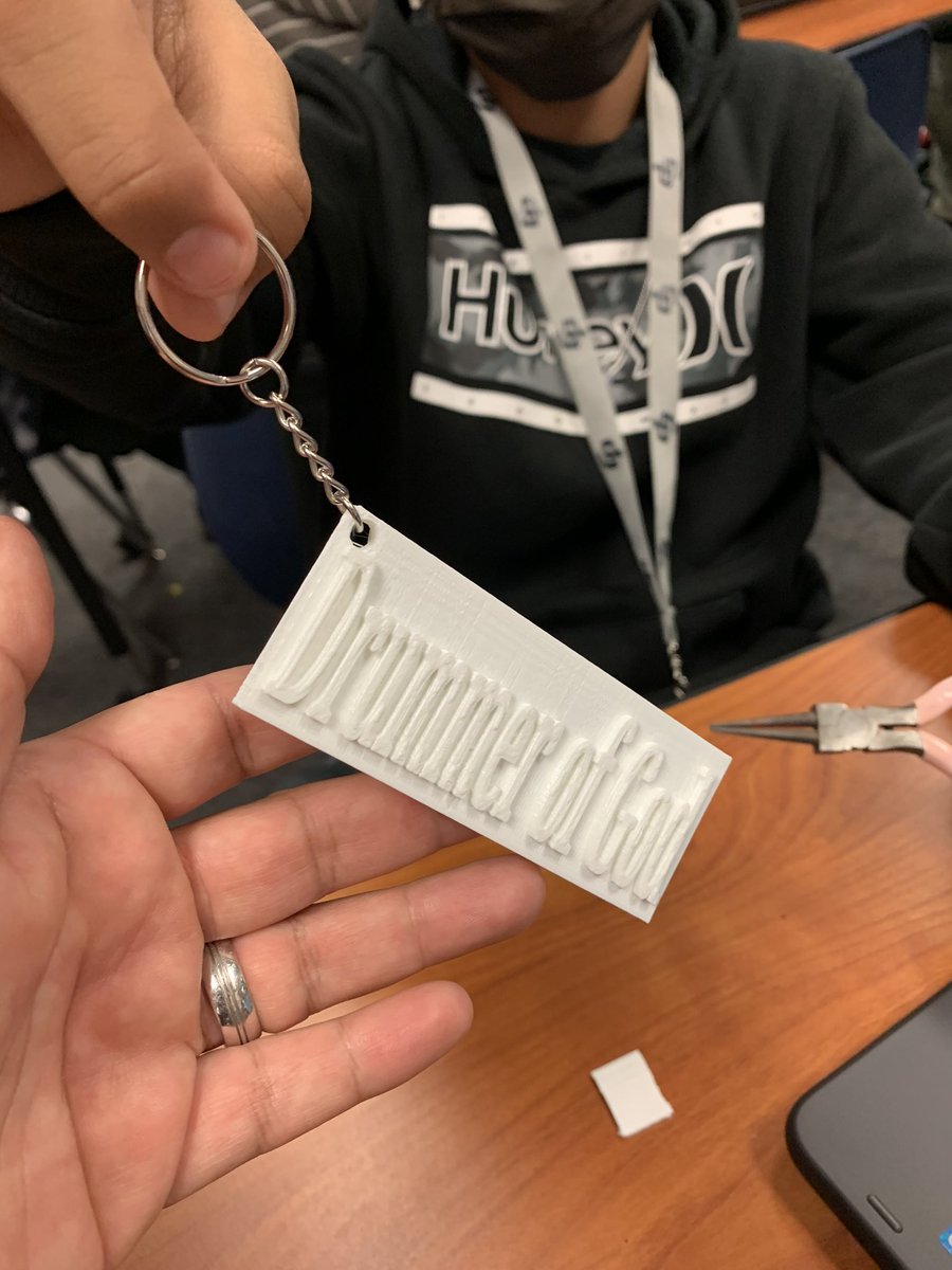 SeanTheBossXx's tweet photo. Ss learning 3D design in middle school—and it’s still not young enough. @tinkercad @makerbot Teach them young. #mymakerspace #makerspace #3D #3Dprinting #design @CentralUSD #STEMeducation https://t.co/S0OIvEPFO8
