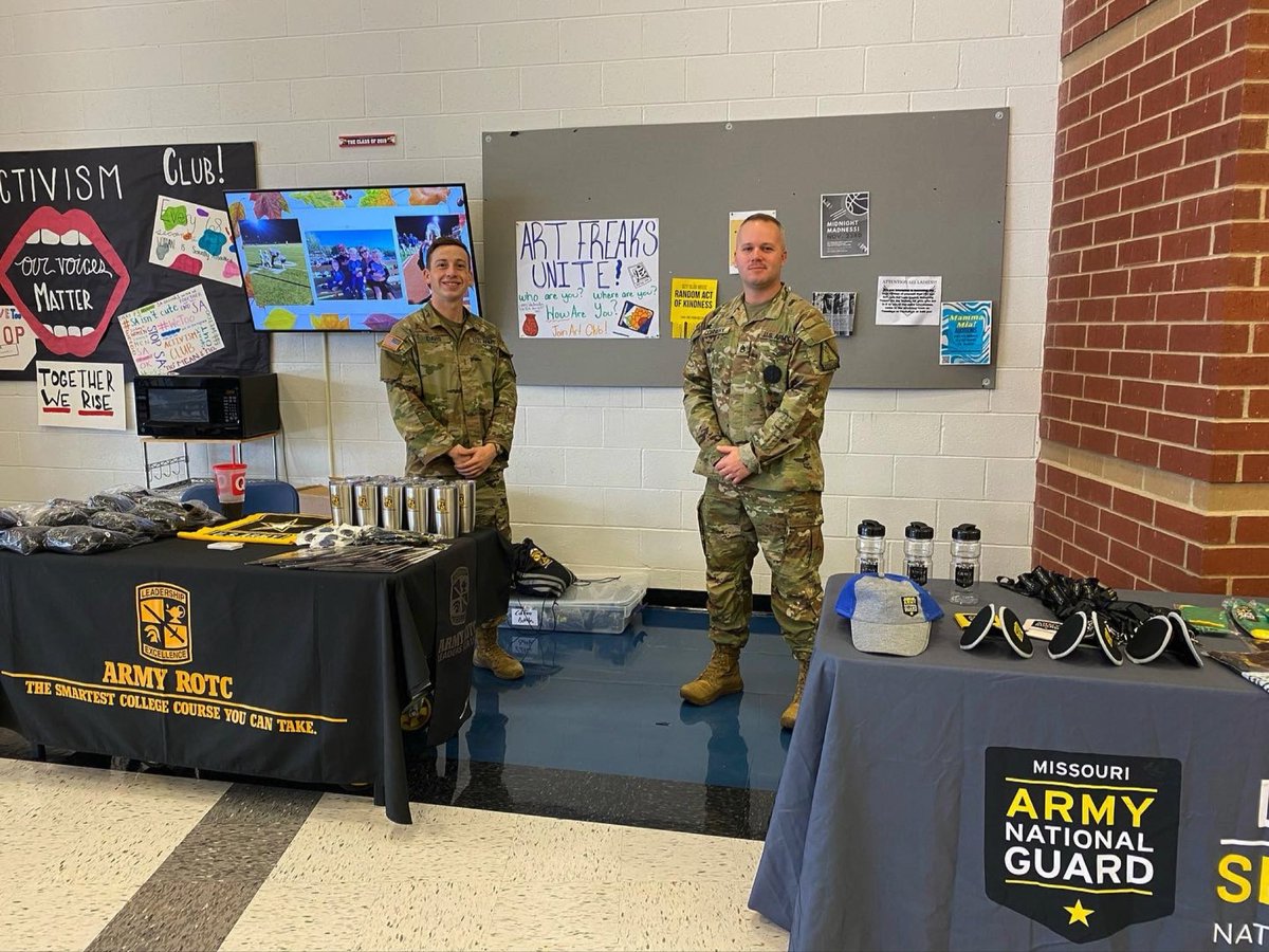 Gateway_ROTC's tweet photo. Thanks @WSDLibertyHS for having @ArmyROTC and @NationalGuardMO visit today!
#leaningforward #leaderswanted
@USArmy
@3rdROTCBrigade https://t.co/VB5S9VdJTt