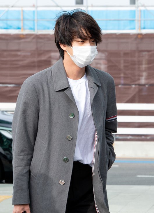 daiIysj's tweet photo. obsessed with his look #진 https://t.co/jnvt3gmQNP