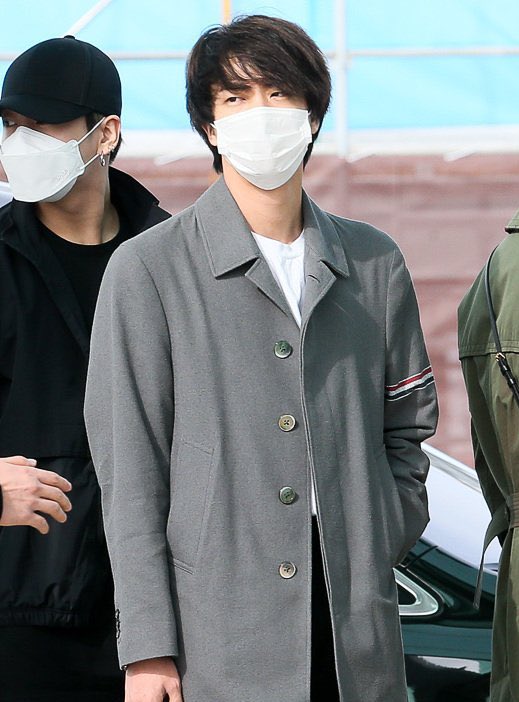 daiIysj's tweet photo. obsessed with his look #진 https://t.co/jnvt3gmQNP