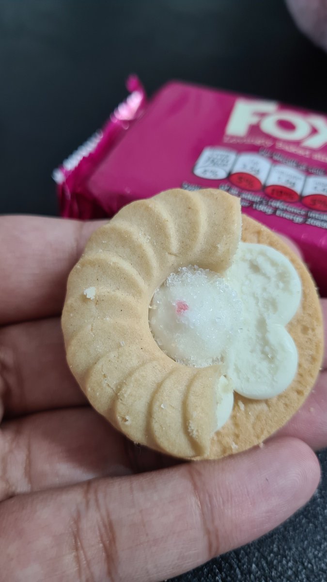 MaymunahSalloo's tweet photo. Woops forgot to add a pic. Like you forgot to add jam @foxs_biscuits 😂 https://t.co/t9jVYQLAXg