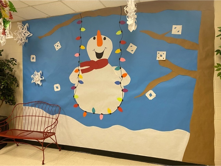 porter_elem's tweet photo. Porter Elementary’s 6th grade student leader, Tori Fairchild, showed exemplary skills in teaching her peers how to construct 3D snowflakes during STREAM Lab. Students worked as teams and took pride in making their school ready for the winter season. #JCSTREAM #Eagle4Life https://t.co/jqsZsxvbxb
