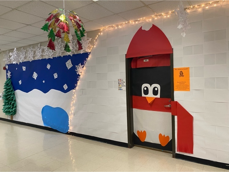 porter_elem's tweet photo. Porter Elementary’s 6th grade student leader, Tori Fairchild, showed exemplary skills in teaching her peers how to construct 3D snowflakes during STREAM Lab. Students worked as teams and took pride in making their school ready for the winter season. #JCSTREAM #Eagle4Life https://t.co/jqsZsxvbxb