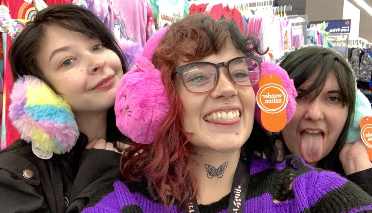 LaniRose64's tweet photo. I love these girls always, I've never had really good female friends in my life but these girls prove to me that there are still some amazing people on earth. 

#gothicgirls #gothgroup #gothicgirl #gothicstyle #friends #gothaesthetic #family #gothgoth #gothgothgoth #gothgirls https://t.co/TXR4Y84c1i