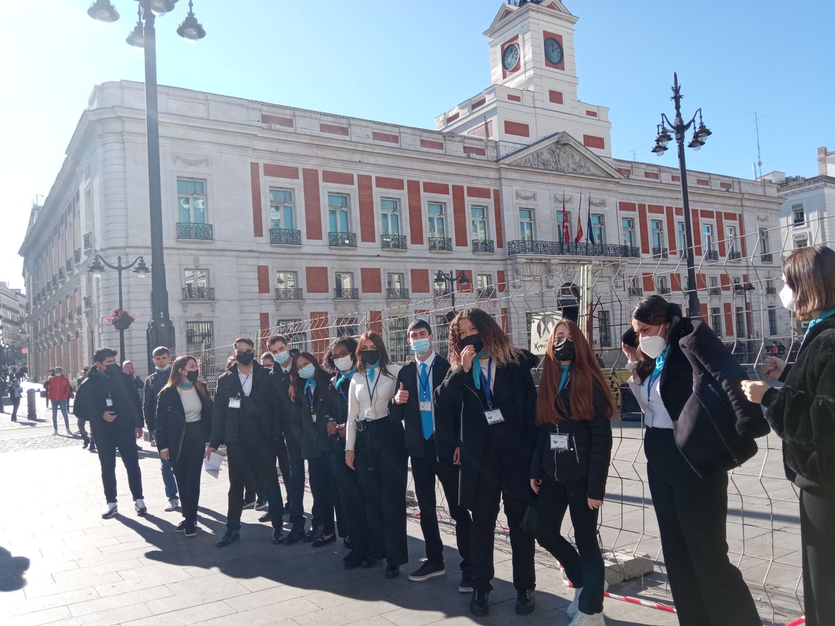 carolguillenn's tweet photo. Hoy los alumn@s de 2GIAT del @IESTETUAN han guiado a sus compañer@s de 1AVGE por un #viajeeneltiempo al #Madrid de los #Austrias ¡Buen trabajo! #seaprendeaciendo #fpdecalidad #hazturismo #quienlasiguelaconsigue #yomevoyderuta #futurosguias https://t.co/UR5hs411y9