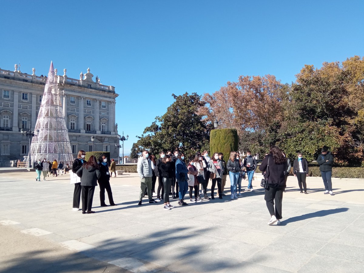 carolguillenn's tweet photo. Hoy los alumn@s de 2GIAT del @IESTETUAN han guiado a sus compañer@s de 1AVGE por un #viajeeneltiempo al #Madrid de los #Austrias ¡Buen trabajo! #seaprendeaciendo #fpdecalidad #hazturismo #quienlasiguelaconsigue #yomevoyderuta #futurosguias https://t.co/UR5hs411y9