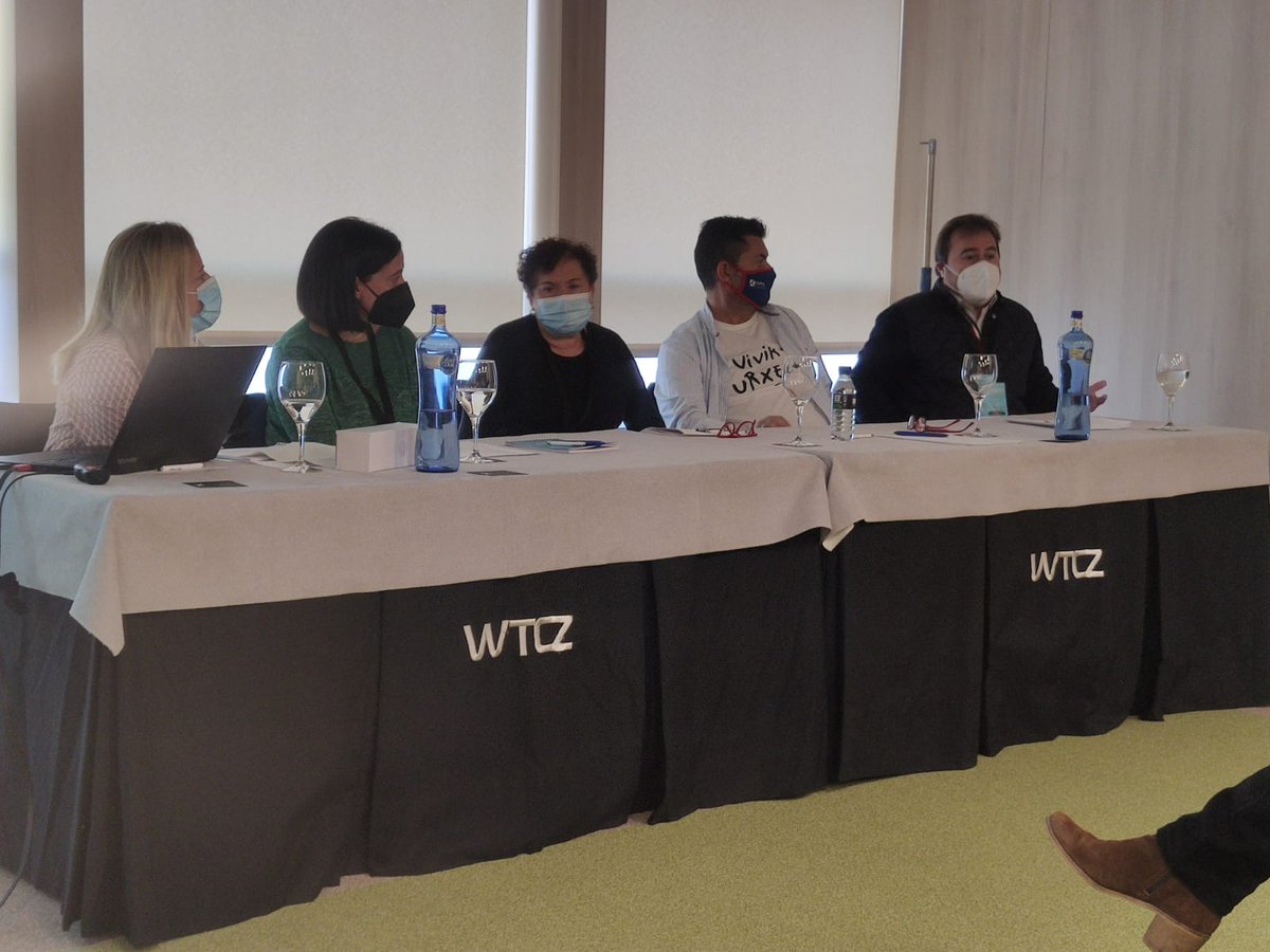 Comenzamos con una mesa de testimonios de pacientes que pasaron la #COVID19 en nuestros hospitales. Nos dan ese valiosísimo punto de vista como receptores de nuestros cuidados. Muy agradecidos por su aportación. Recogemos 3 de las 4 vivencias  relatadas. 
youtube.com/watch?v=yCwbzo…