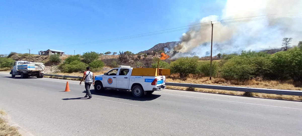 Proteccionlr's tweet photo. En conjuntos con Areas de Contingencia tales,
como Bomberos Voluntario, Bomberos de la Provincia  y Protección Ciudadana Trabajamos  para controlar el incendio en el Cerro de la Cruz. 
#LaRioja #proteccionciudadana https://t.co/YMjuUNHMaV