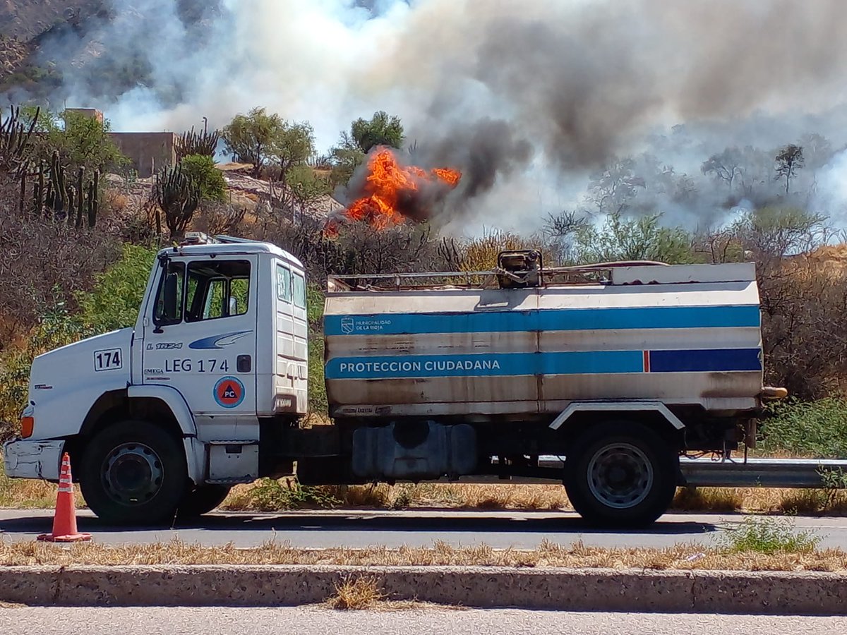 Proteccionlr's tweet photo. En conjuntos con Areas de Contingencia tales,
como Bomberos Voluntario, Bomberos de la Provincia  y Protección Ciudadana Trabajamos  para controlar el incendio en el Cerro de la Cruz. 
#LaRioja #proteccionciudadana https://t.co/YMjuUNHMaV
