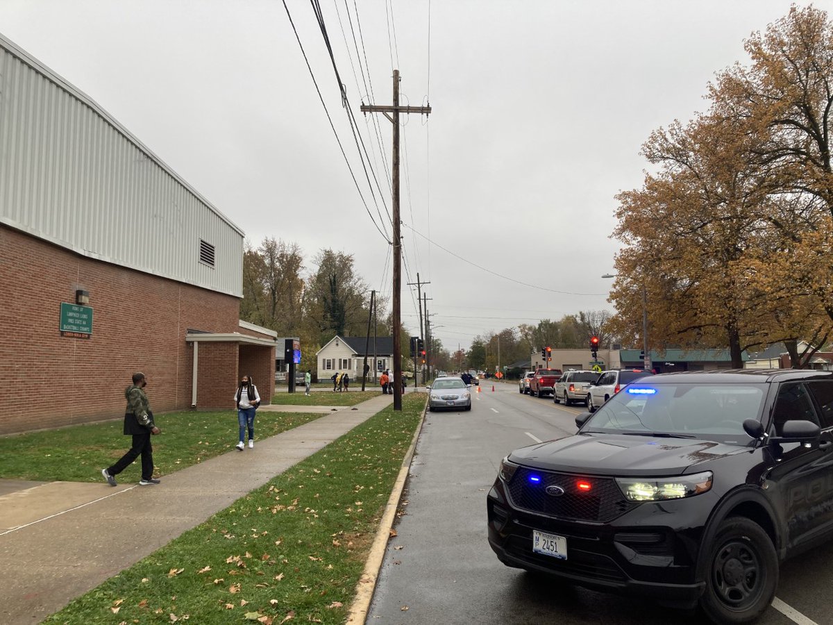 wics_abc20's tweet photo. #BREAKING: Heavy police presence at Lanphier High School. More details to follow.

https://t.co/OCpt4PDQnb https://t.co/JFqdJCjlgi