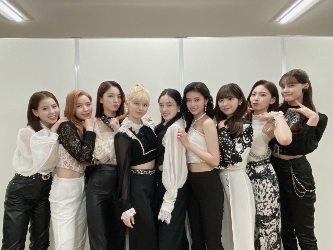 Twitter 上的 アドバン Chopstickの黒衣装素敵でしたね Niziu最高と言える完璧なステージ どれだけ練習頑張ったのと考えてしまいました U Niziu 1stalbum Chopstick T Co Qsezjc1yqa Twitter