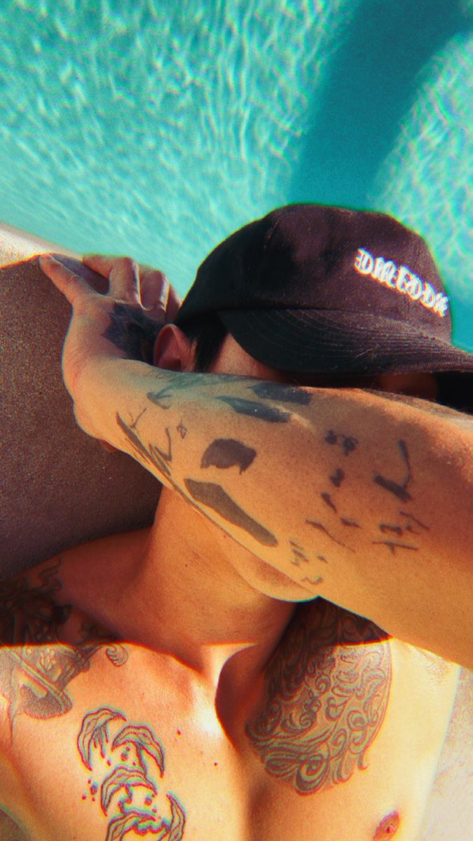 baraome's tweet photo. E quem disse que emo roqueiro depressivo trevoso não pode tomar sol? https://t.co/T4TXit7scM