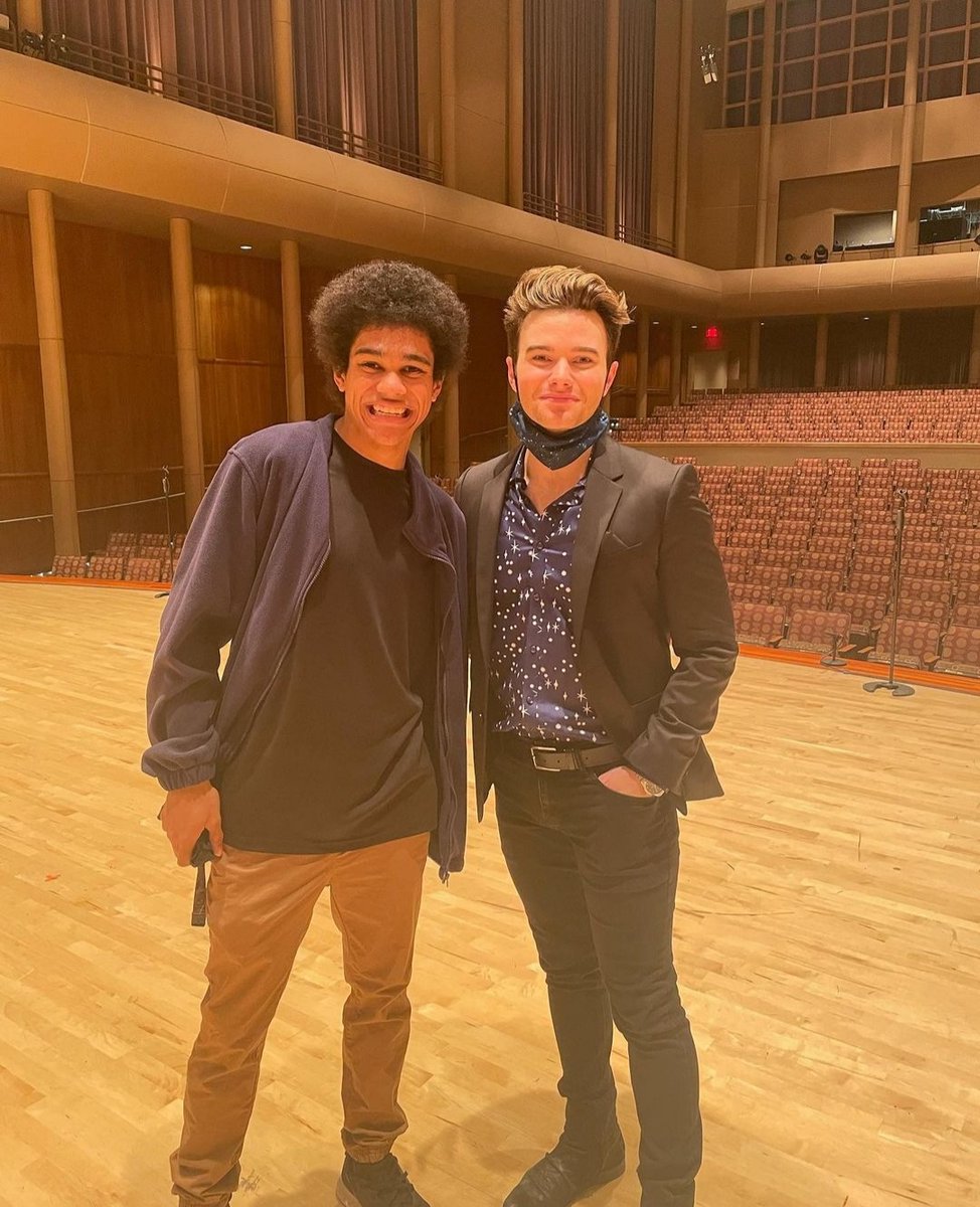 lestersbonnet's tweet photo. He looks just so amazing. I'm still not over this performance.  💖📚🤗 https://t.co/RV2vGXRrst