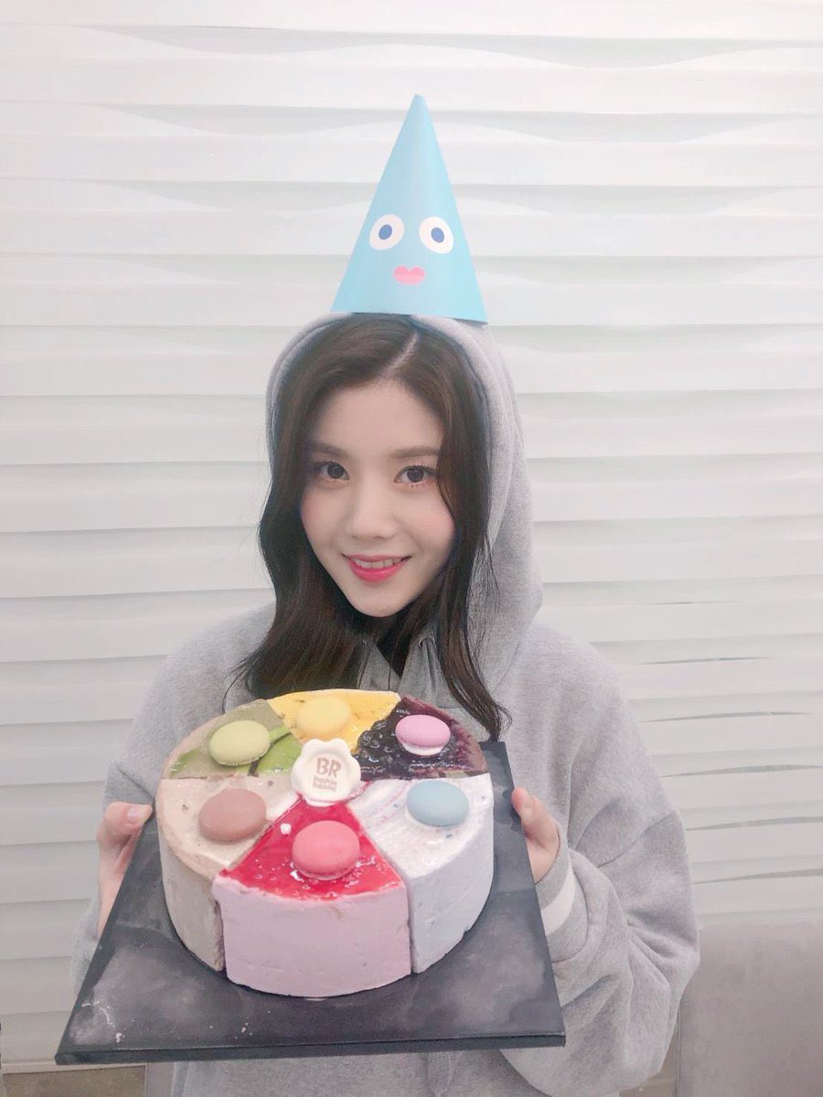 izloveweb's tweet photo. Y una de cerca con el pastel que nos llevó toda una mañana hornear y dejar al menos un poco pasable but we don't care, nos dedicariamos una semana entera a hacer pasteles si se trata de nuestra ♡ bunny Cai ♡. ¡Feliz cumpleaños! Te amamos, pelona y todo, ojo dónde te sientas. 🤍 https://t.co/j1dwA1LC0j