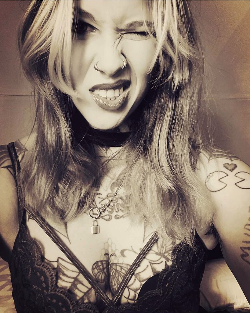 flawlessnova776's tweet photo. If this was MySpace the caption would be  ☆RaWr♡ 

#feels #inkedgamer #gamer #gamers #girls #RAWR #although #curvywomen #beautiful #Xbox #Streamer https://t.co/Ay6zMGJXGL