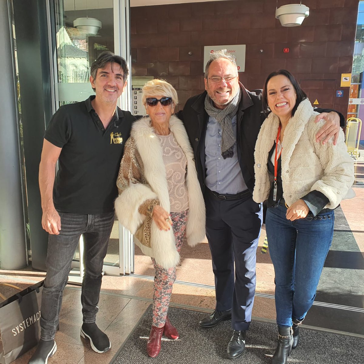 007conexion's tweet photo. En Andorra #NobodyDoesItBetter @JornadesLa @enjoyjoan @GuerreroRafael_ 

#JamesBond #IanFleming #espionaje https://t.co/QjpGVSUpv8