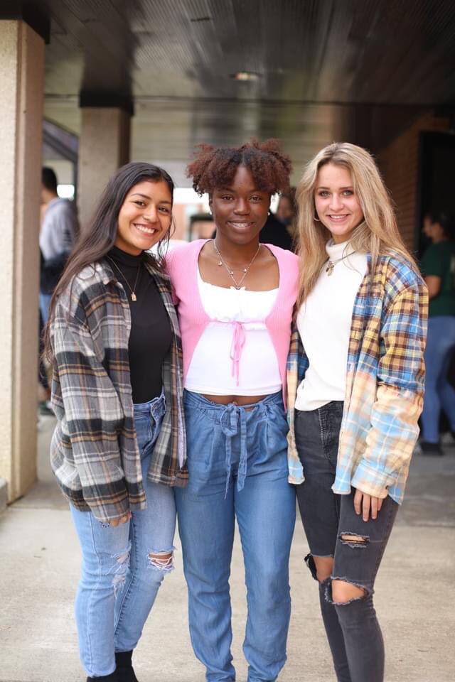 JonesCollege_'s tweet photo. We loved welcoming students from West Jones High School to Jones today for a tour of our beautiful campus! Looking forward to seeing these Mustangs become Bobcats in the upcoming semesters!
#JCFall #JonesInOurBones #JonesBobcats #JCTours https://t.co/0HiGLRnLyH