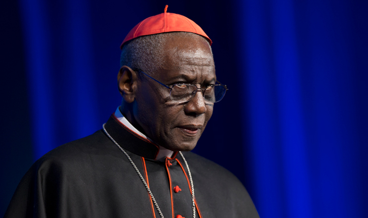 johndaviesclar1's tweet image. S.E. Robert Sarah au chevet des Américains:

"Concernant les crimes horribles de ces derniers jours, en tant qu'évêque, c'est encore mon devoir d'avertir l'Occident. Les barbares sont déjà dans la ville. Et qui vous en a averti ?
Si vous pensez que vos…