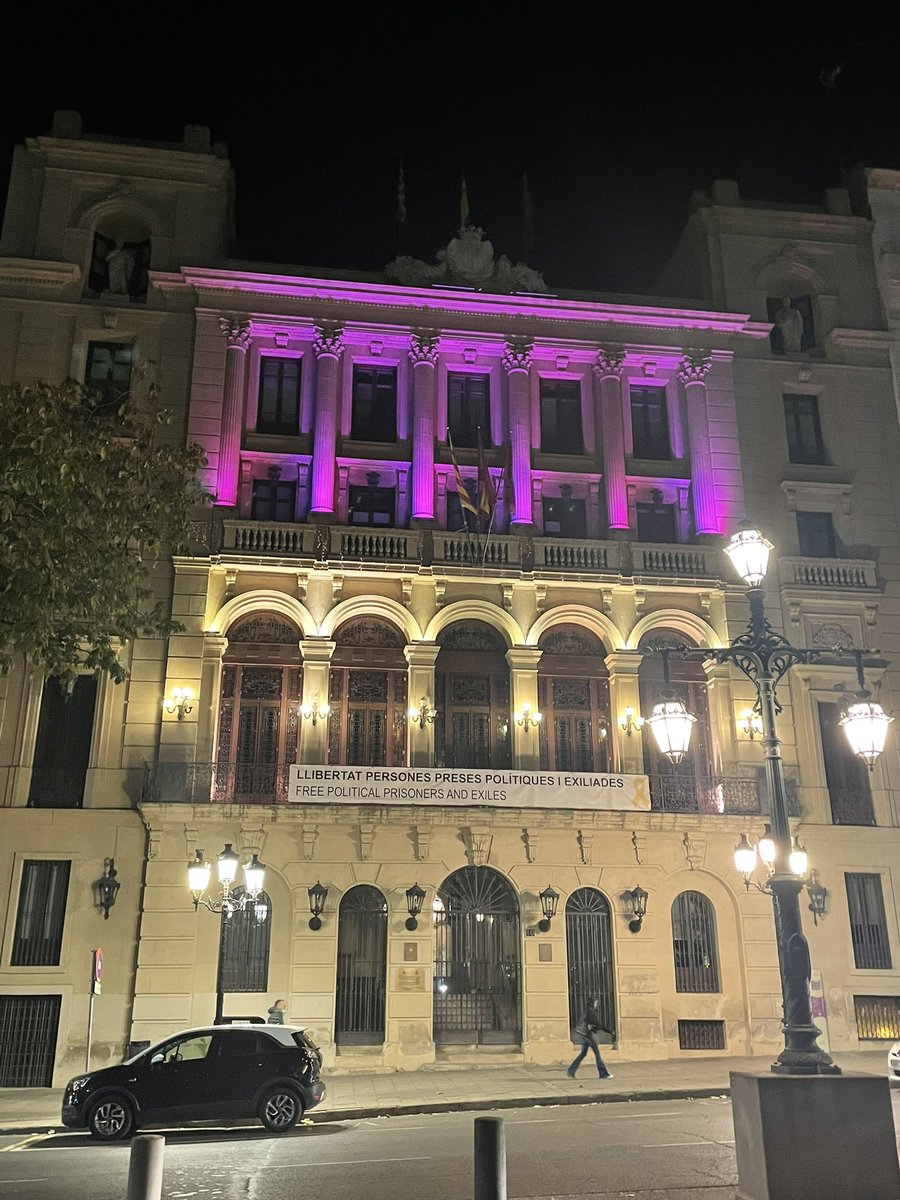 Esolemir's tweet photo. Un any mes l’ajuntament de Lleida @paerialleida il.lumina la seva façana sumant-se al dia mundial de la prematuritat. Des de la unitat de neonatologia de @harnaulleida gràcies per donar visibilitat a una situació que afecta al 7% dels nadons i a la que cal destinar mes recursos https://t.co/NV3z3BxyHb