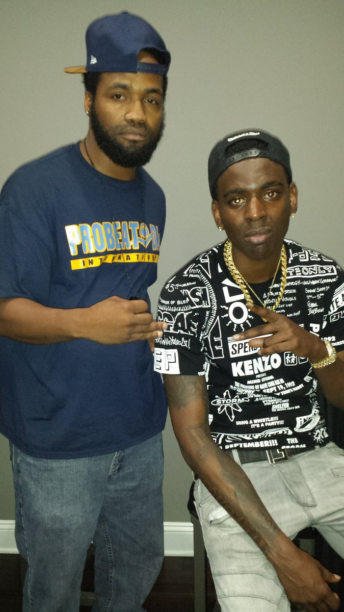 djmadefx4's tweet image. 4 years ago, I met this cool young brother and had fun talking with him and a DJ here in Memphis, I already gave him his flowers but didn't know I'd be saying RIP to this brother.

#RipYoungDolph #prayformemphis