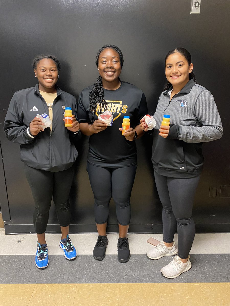 OakleafSoftball's tweet photo. So proud of our Knights that made the A/B honor roll!!! #SmartKnights
@meshayla05 @DayleeNolan @Trinidi6 @KaylaAldridge03 @tatianarobayo_  @ Chance Mitchell https://t.co/g77mRUe0Gr