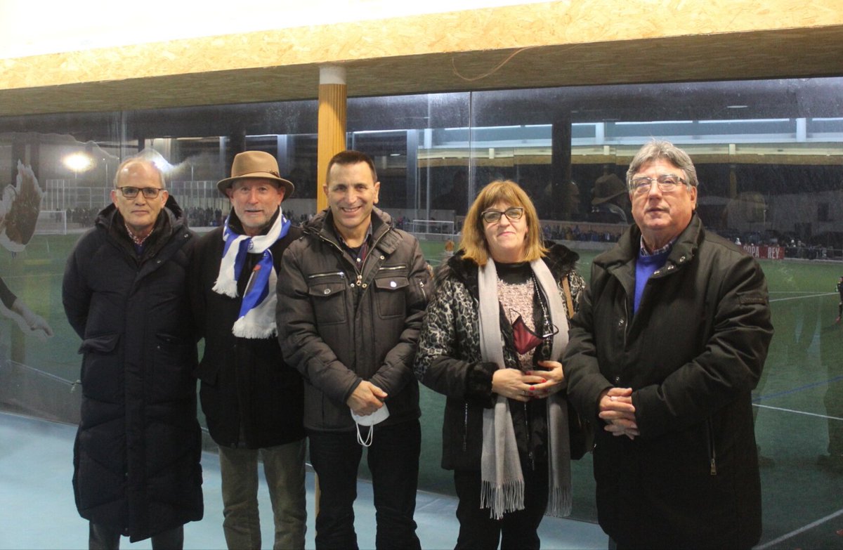 fedriojafutbol's tweet photo. 📸 Jacinto A. Alonso, presidente @fedriojafutbol y Marcelino Maté, presidente @FCyLF, acompañados por: Mari Carmen Roldán, presidenta #CDAldeano; Ángel Fernández, alcalde de Aldeanueva de Ebro; y Francisco Andray, presidente @unamicp.
🏆 Copa del Rey
#CDAldeano 🆚 #UnamiCP https://t.co/ynI5CaFfFt