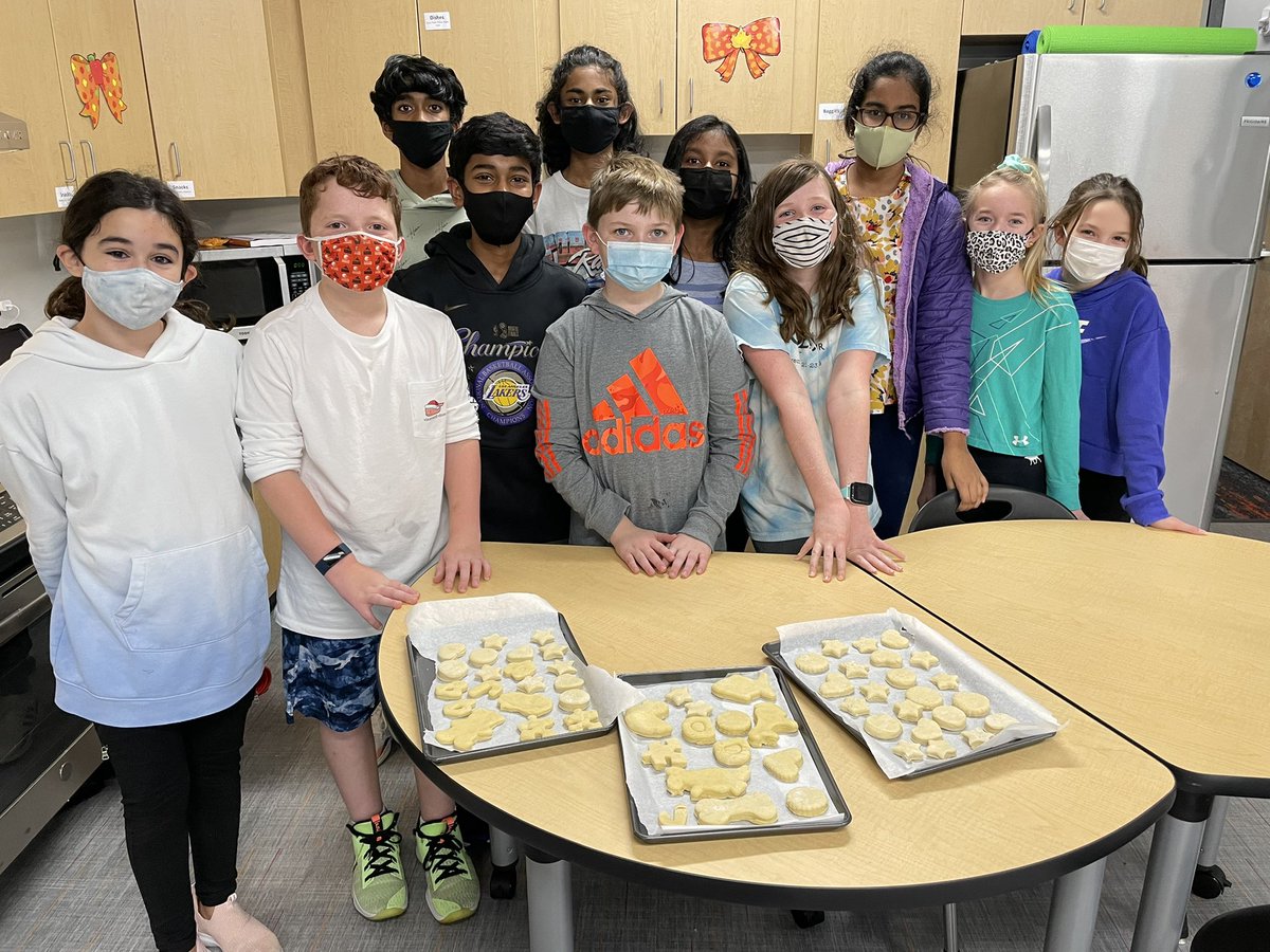 ERMS_Volunteers's tweet photo. Our volunteers were hard at work baking dog treats from scratch to donate to a local animal shelter! So impressed with their organization and excitement!! @erms_DCSD https://t.co/hwna4pS4IV