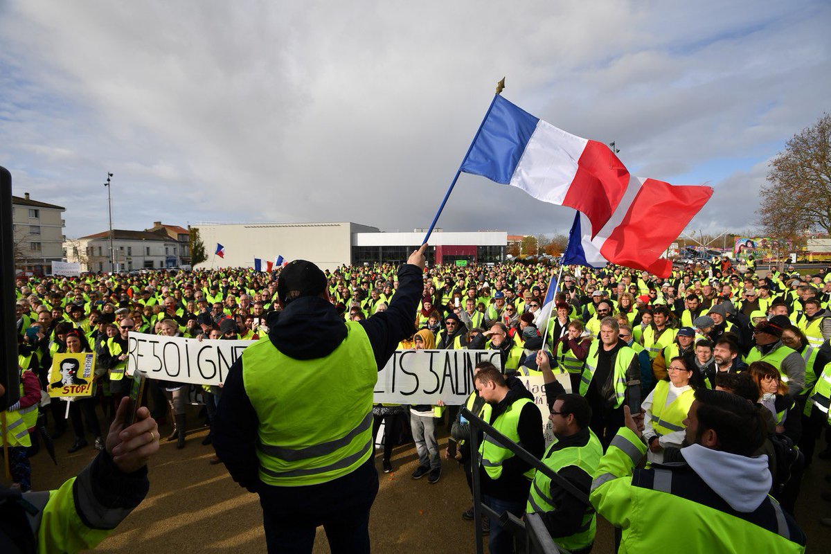 montebourg's tweet photo. Les Gilets Jaunes ont mis sur la table l'aspiration démocratique et de justice sociale.  

3 ans après, les demandes restent d'actualité mais les réponses sont lettre morte. Les 🇫🇷 vivent une grave crise de pouvoir d’achat. Et pendant ce temps le pouvoir de M.Macron s’autocélèbre https://t.co/OjnFAdiffs