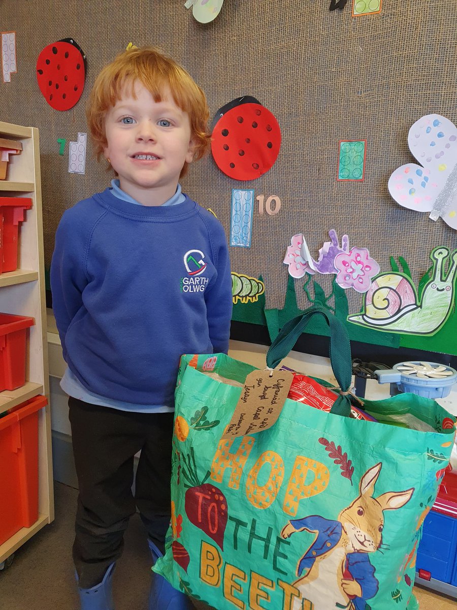 GarthOlwg_Isaf's tweet photo. Dyma esiampl hyfryd o #GydweithioFelUnGymuned Diolch yn fawr am ddod a rhoddion ar gyfer banc bwyd Capel Salem 🌟
Here is a great example of #WorkingAsOneCommunity 
Thank you for your kind donations for Salem Chapel food bank 🌟
#DosbarthYPabi https://t.co/G0DfsMuZs8