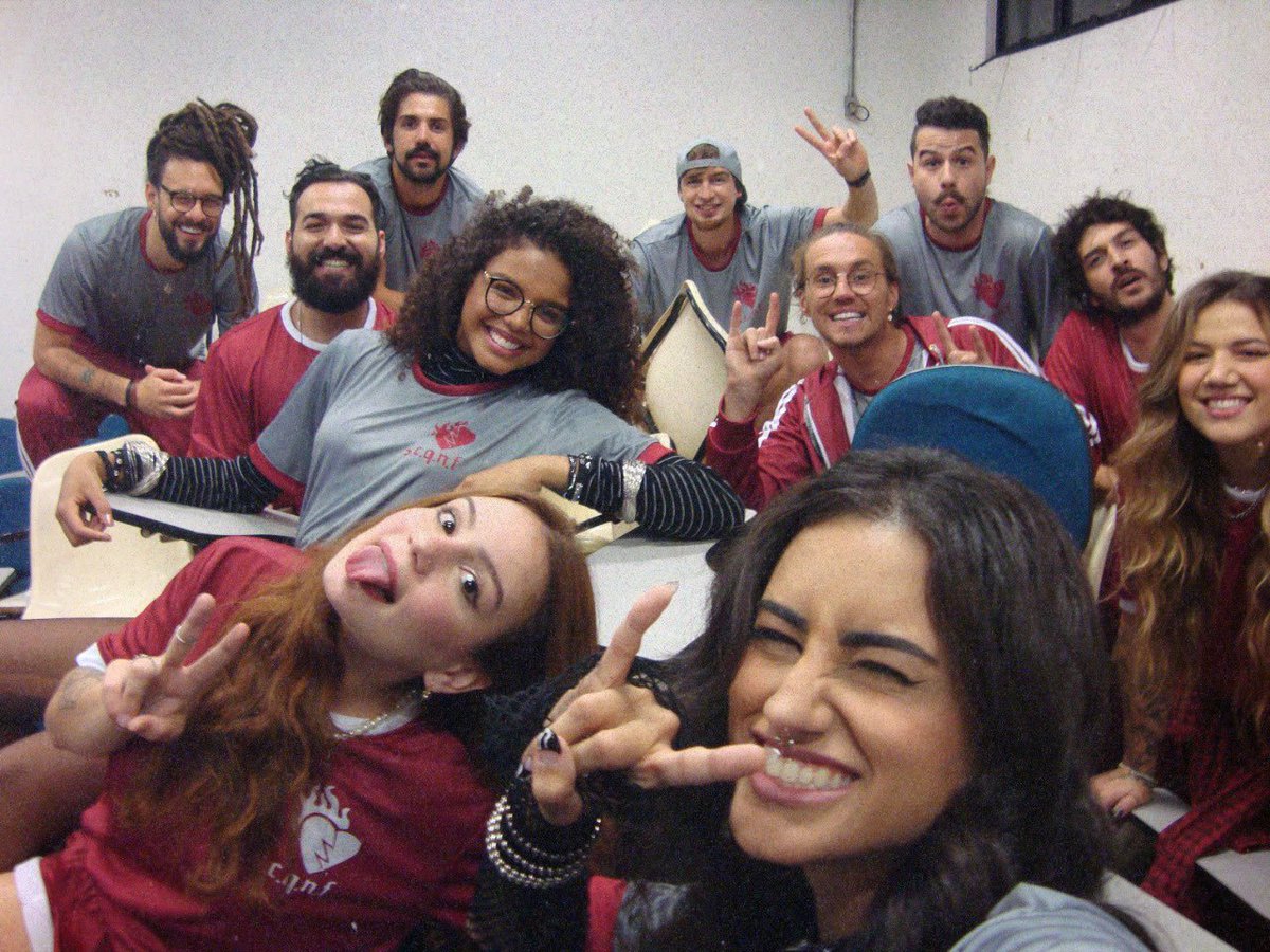 VitorKley's tweet photo. #OAMD traz o conceito dos anos 00’s entãooo não podia faltar fotos com CyberShot! 🤘🏼🖤
continuem escutando/assistindo muitoo!
amo essa minha turma! https://t.co/SXqllCRLf0