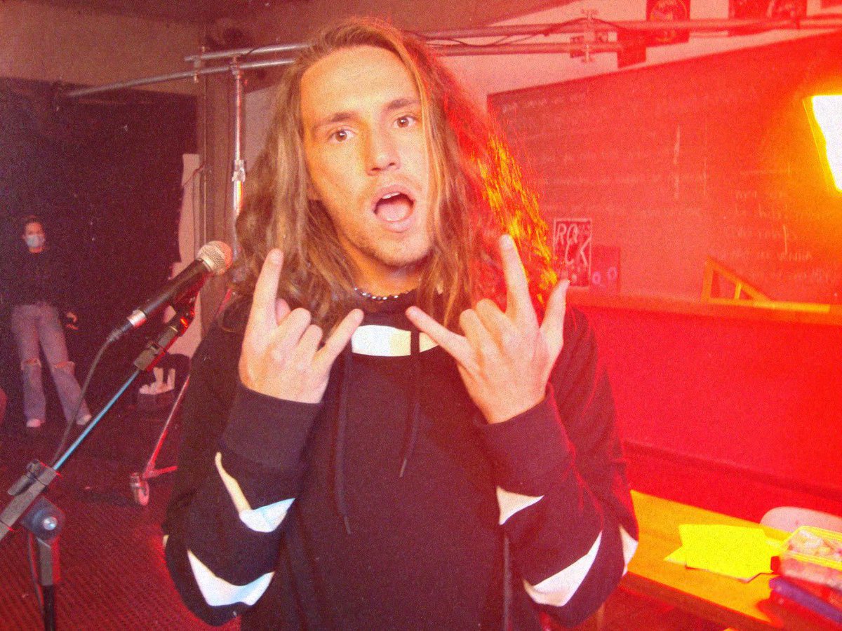 VitorKley's tweet photo. #OAMD traz o conceito dos anos 00’s entãooo não podia faltar fotos com CyberShot! 🤘🏼🖤
continuem escutando/assistindo muitoo!
amo essa minha turma! https://t.co/SXqllCRLf0