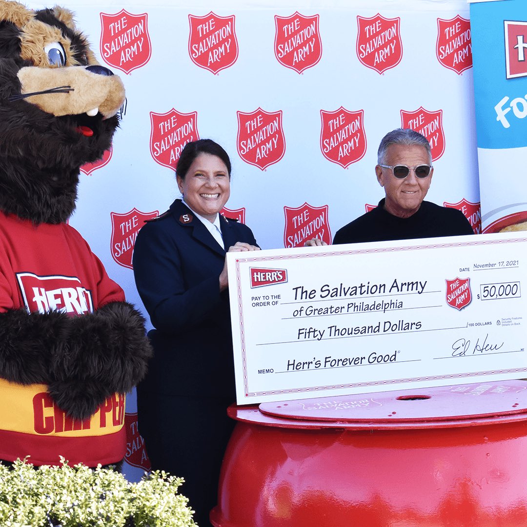 herrfoods's tweet photo. Herr’s and @SalArmyPhilly invite you to help brighten lives this Christmas season and help Hope March On.  

Please visit: 
https://t.co/3W8STW76zY

#BreakOutTheKindness #SalvationArmy #VirtualRedKettle https://t.co/qonjFbq0FA
