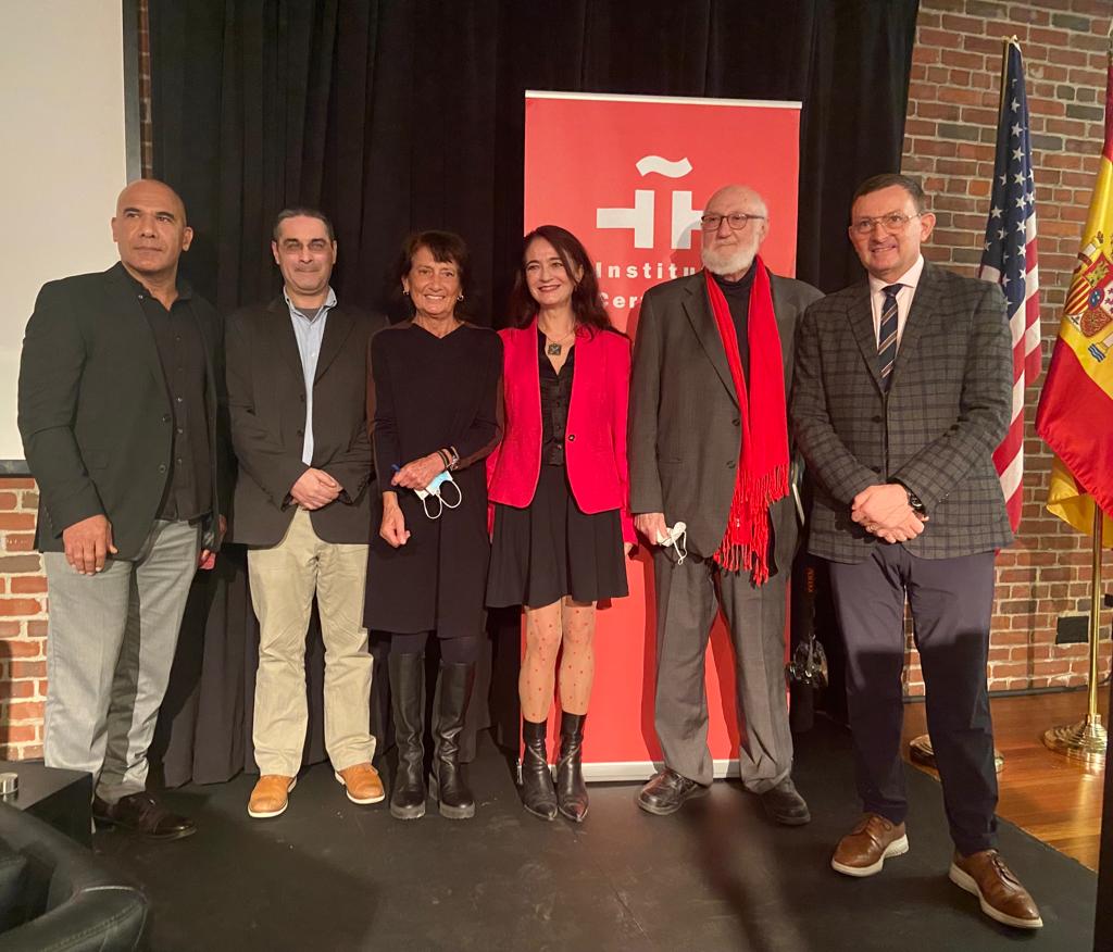 IC_NewYork's tweet photo. At the book presentation of the "USA y Miguel Delibes" held yesterday at ICNY we had the honor of getting to know the writer better. His daughter Elisa Delibes shared with us a moving and intimate portrait of Delibes.

Thanks for joining us.

#anle_us
#fundacionmigueldelibes https://t.co/VBCq3uX2q9