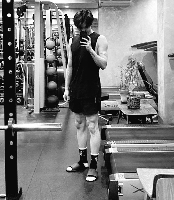 KITTDONAHUE's tweet photo. #KOGRAM + #KOPOINTS : saindo do trabalho e indo malhar pra não perder o pique 🕴️ ((qual a parte do corpo mais feia de todos e pq é o joelho? google pesquisar https://t.co/dGmvx5Mnd2