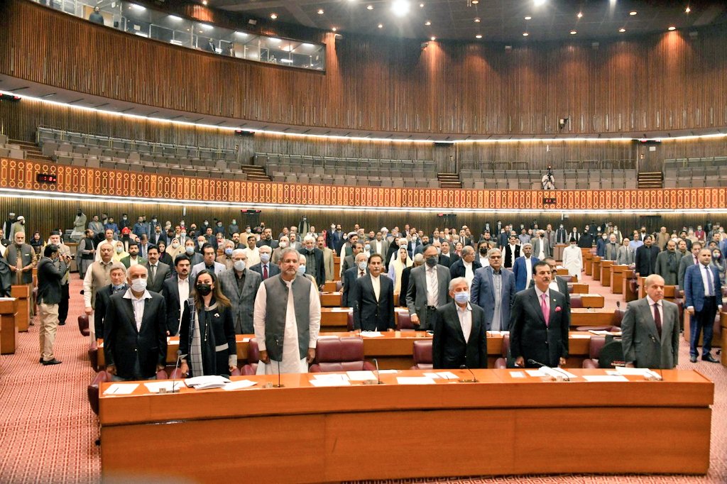 TurkeyUrduNews's tweet photo. پاکستان کی قومی اسمبلی کا ہنگامہ خیز اجلاس
آج حکومت نے قومی اسمبلی میں بھارتی جاسوس کلبھوشن یادیو، اوورسیز پاکستانیوں کو ووٹ کا حق دینے سمیت اہم بِلز پیش کئے، اس موقع پر اپوزیشن جماعتوں نے ہنگامہ آرائی بھی کی تاہم حکومت نے بِلز پیش کرنے کی قرارداد بھاری اکثریت سے منظور کر لی https://t.co/x1OEyF4t5y