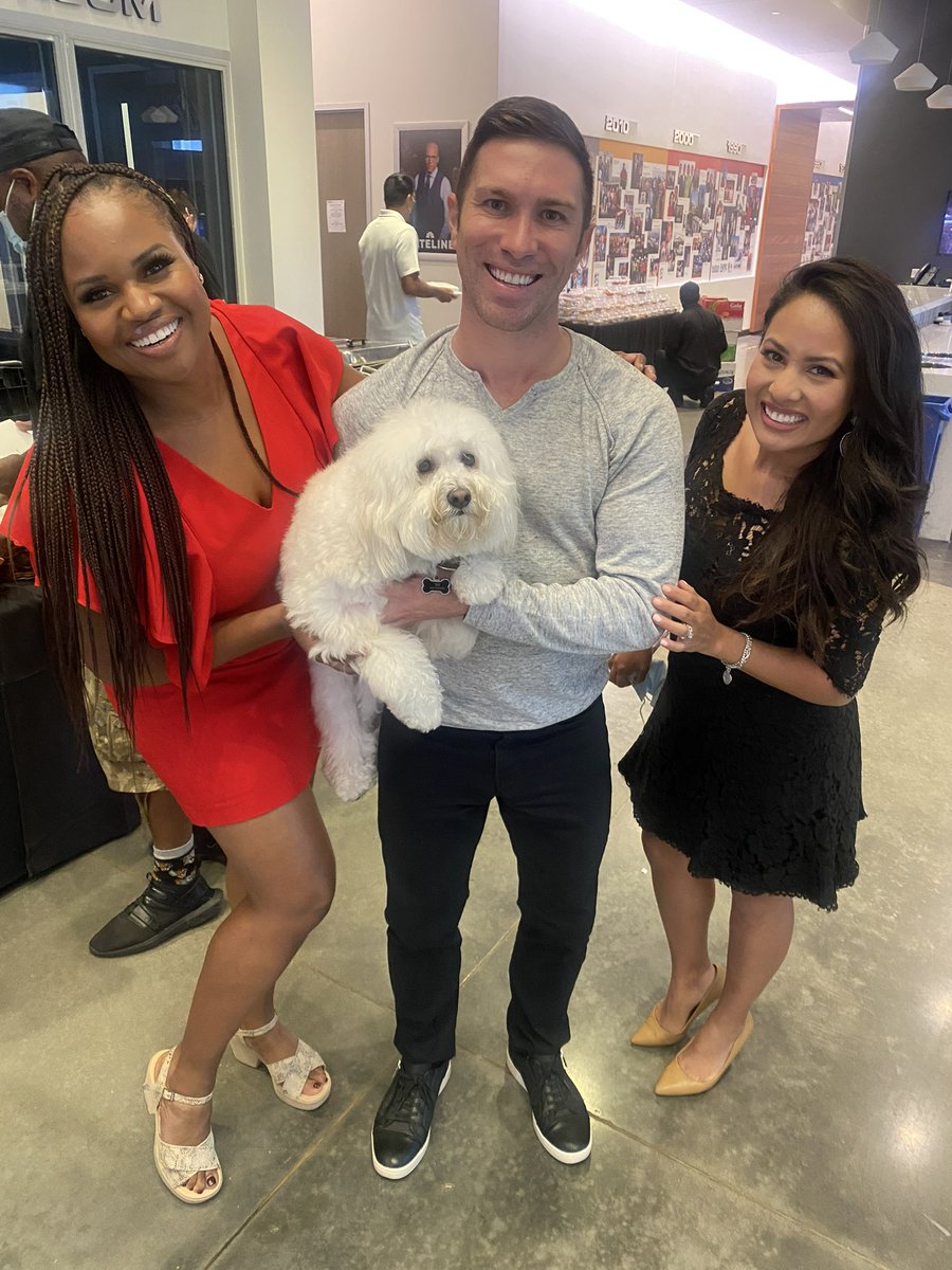 ZachLashway's tweet photo. What a hamβ¦ I mean π¦.
We all ate well, Tex ate the best.
Happy Thanksgiving from our @KPRC2 family to yours.
#ThanksgivingAtWork #HolidayCard2021 https://t.co/lS5L8L4Lxo