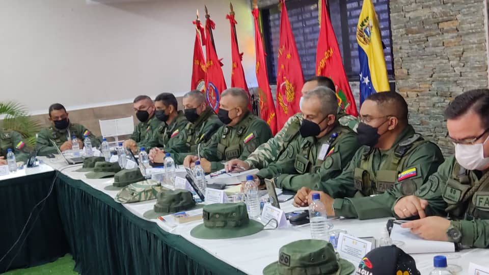 EJB_DRMediosTC's tweet photo. El @GDCarlosSerran1 acompaño al Cmdte. de la @REDICentral_ a reunión de coordinación con los Oficiales Generales y Almirantes acantonados en la Región, sobre la Operación Plan República, Plan Zamora y Plan Independencia. #16NOV21 https://t.co/1vR4WhJqhe