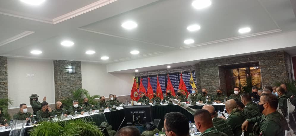 EJB_DRMediosTC's tweet photo. El @GDCarlosSerran1 acompaño al Cmdte. de la @REDICentral_ a reunión de coordinación con los Oficiales Generales y Almirantes acantonados en la Región, sobre la Operación Plan República, Plan Zamora y Plan Independencia. #16NOV21 https://t.co/1vR4WhJqhe