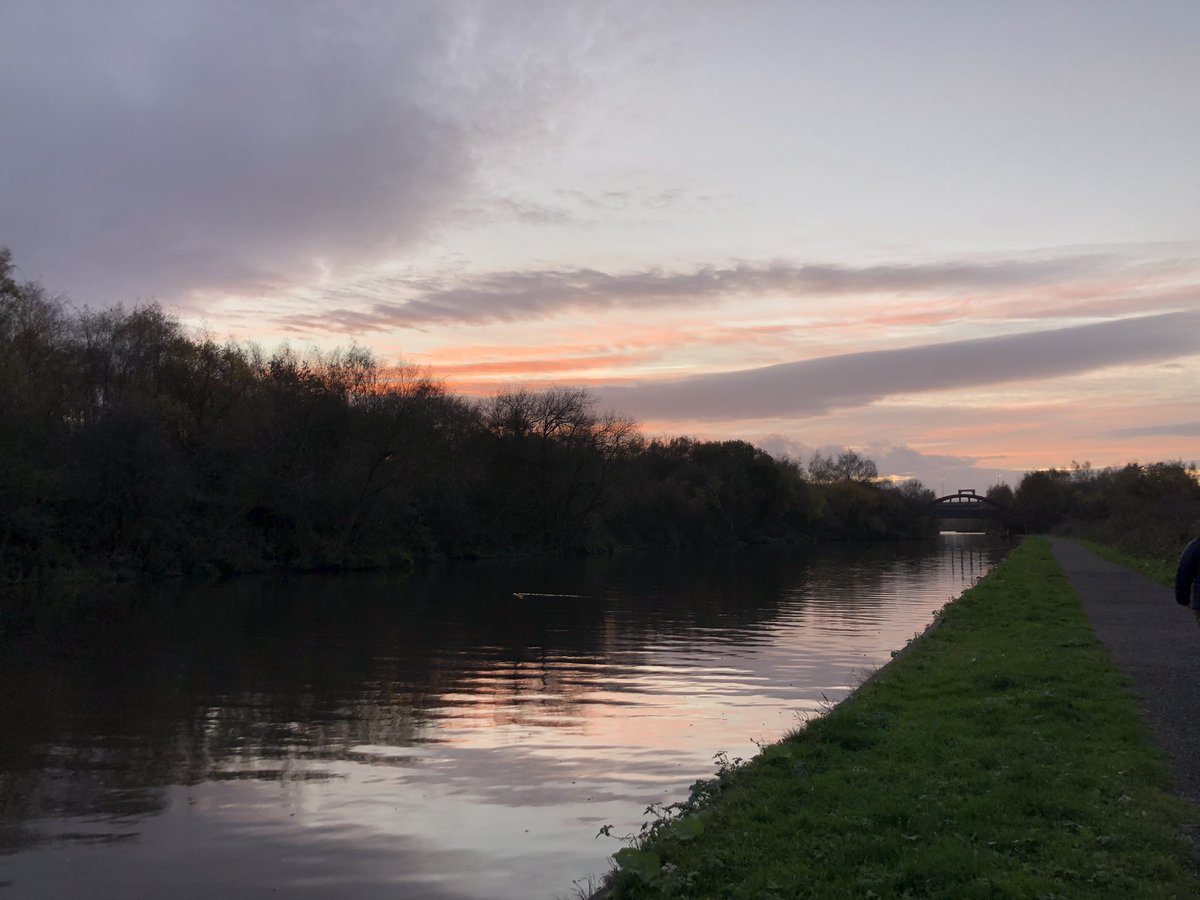 Beautiful sunset tonight on Aire and Calder navigation near Woodlesford in Leeds @CanalRiverTrust