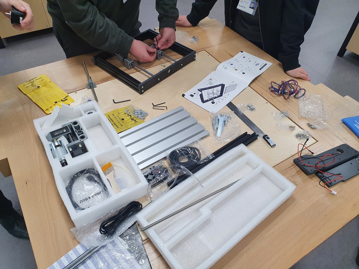 DT_Deepings's tweet photo. It was great to talk to so many students and their parents about options within D&amp;T at our 6th Form options evening. Huge thanks to our student ambassadors for their work throughout the evening! #DesignTechnology #FoodScience #FashionAndTextiles #DesignEngineering https://t.co/H3RaoPToMV