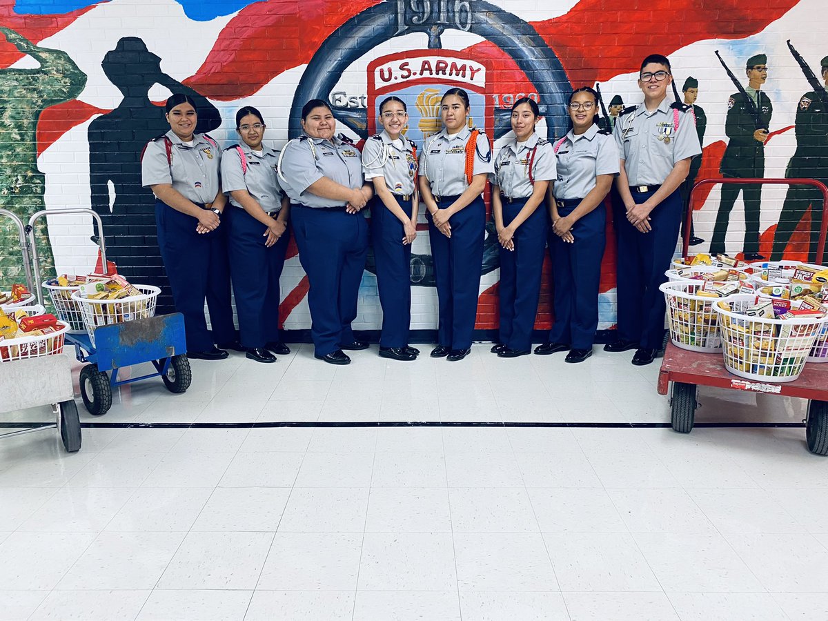 JrotcRanger's tweet photo. Riverside JROTC giving back to the community for Thanksgiving🦃 #riverside4ever https://t.co/UwnwCaF1WO