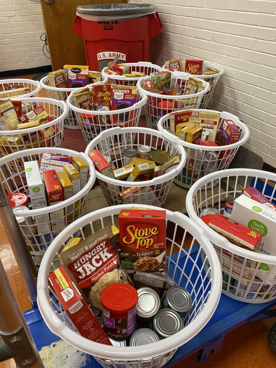JrotcRanger's tweet photo. Riverside JROTC giving back to the community for Thanksgiving🦃 #riverside4ever https://t.co/UwnwCaF1WO