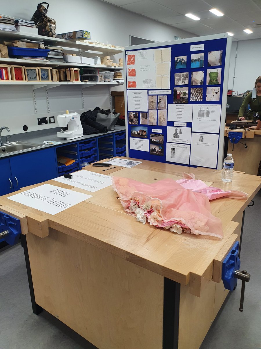 DT_Deepings's tweet photo. It was great to talk to so many students and their parents about options within D&amp;T at our 6th Form options evening. Huge thanks to our student ambassadors for their work throughout the evening! #DesignTechnology #FoodScience #FashionAndTextiles #DesignEngineering https://t.co/H3RaoPToMV
