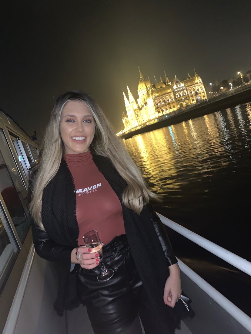 ellxstu's tweet photo. really loving budapest if you cant tell by the constant grin😁 https://t.co/PH1asNa6pA