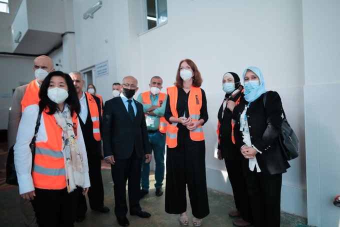 UNDPArabic's tweet photo. سارة بول @SarahMPoole  نائب مدير المكتب الإقليمي للدول العربية، البرنامج الإنمائي تزور مبنى معالجة النفايات الطبية في #غزة الذي يعالج 1.5 طن من النفايات الطبية من 14 مستشفى وعيادة رئيسية. شكراللنرويج لكونها أحد الشركاء الأساسيين #PartnersAtCore @NorwayMFA @UNDPPalestinian https://t.co/tSJJlH9h2Z
