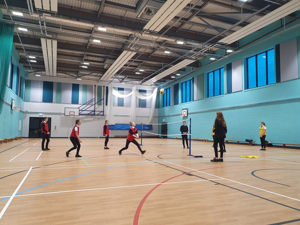 Another lovely lunchtime spent supporting <a href="/CroesyGirls/">Croesy Girls Active</a>. Watching the girls play volleyball and get to grips with the technique was a joy and absolutely hilarious!
Well done ladies!
<a href="/croesyschool/">Croesyceiliog School</a> <a href="/Croesype/">Croesype</a> 
#girlscan