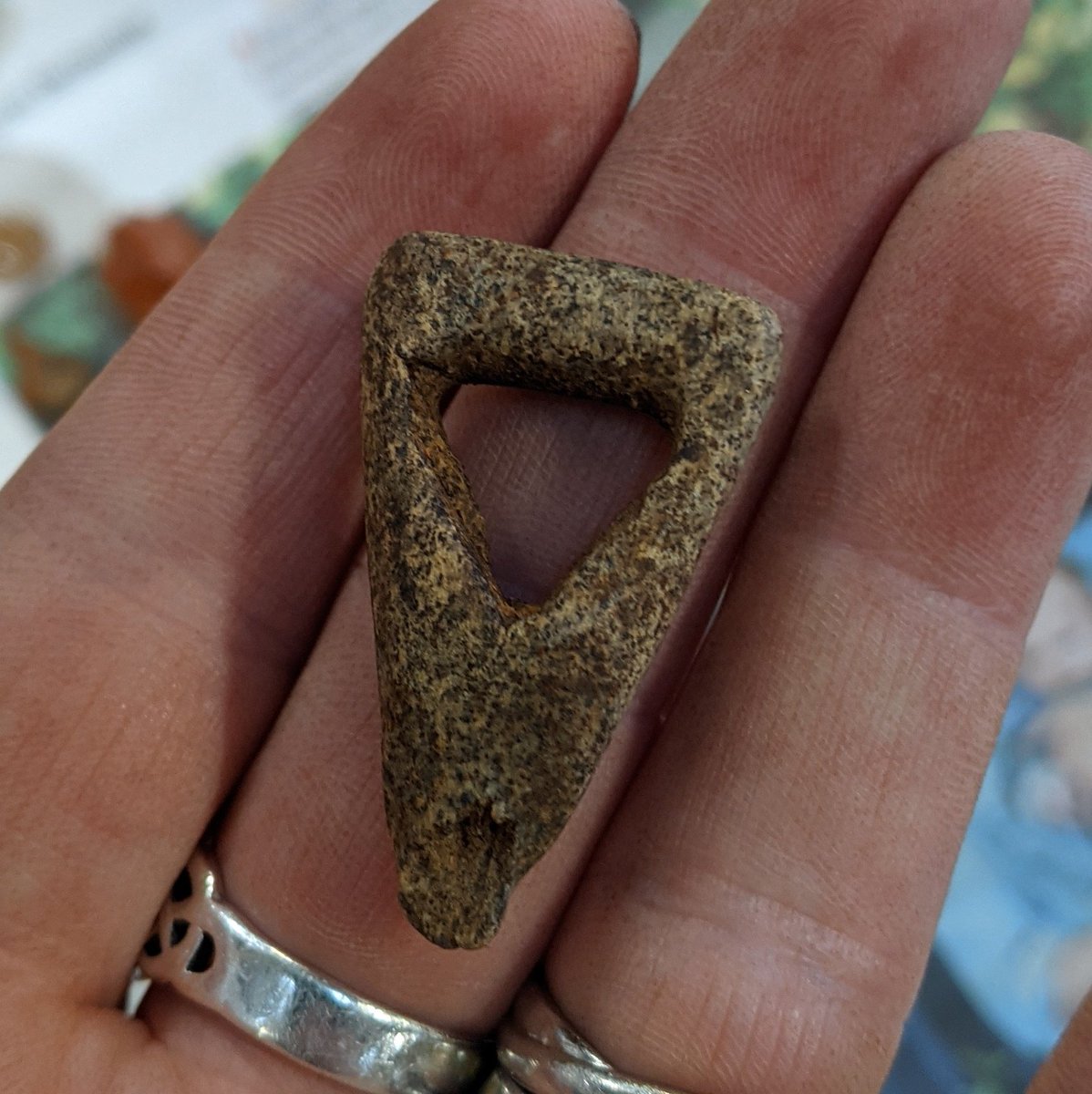 DrMetaDot's tweet image. A slightly better parallel to @WA_LLP @TullieHouse &apos; bone button and loop fastener fragment from the Roman Bathhouse Site at Carlisle Cricket Club has been recorded under DUR-937C13 with @findsorguk  
hat&apos;s missing is the head which can be tear/petal shaped, circular, square...