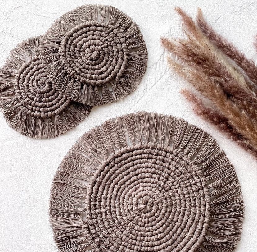 emedesignstudio's tweet photo. bases em macrame, ideais para acompanhar as canecas quentinhas nestes dias tão frios 🍁
.
.
.
.
#smallbusiness #shopsmall #macrame #macramecommunity #handmade #keychaines #christmas #gifts https://t.co/P6fIggHLAn