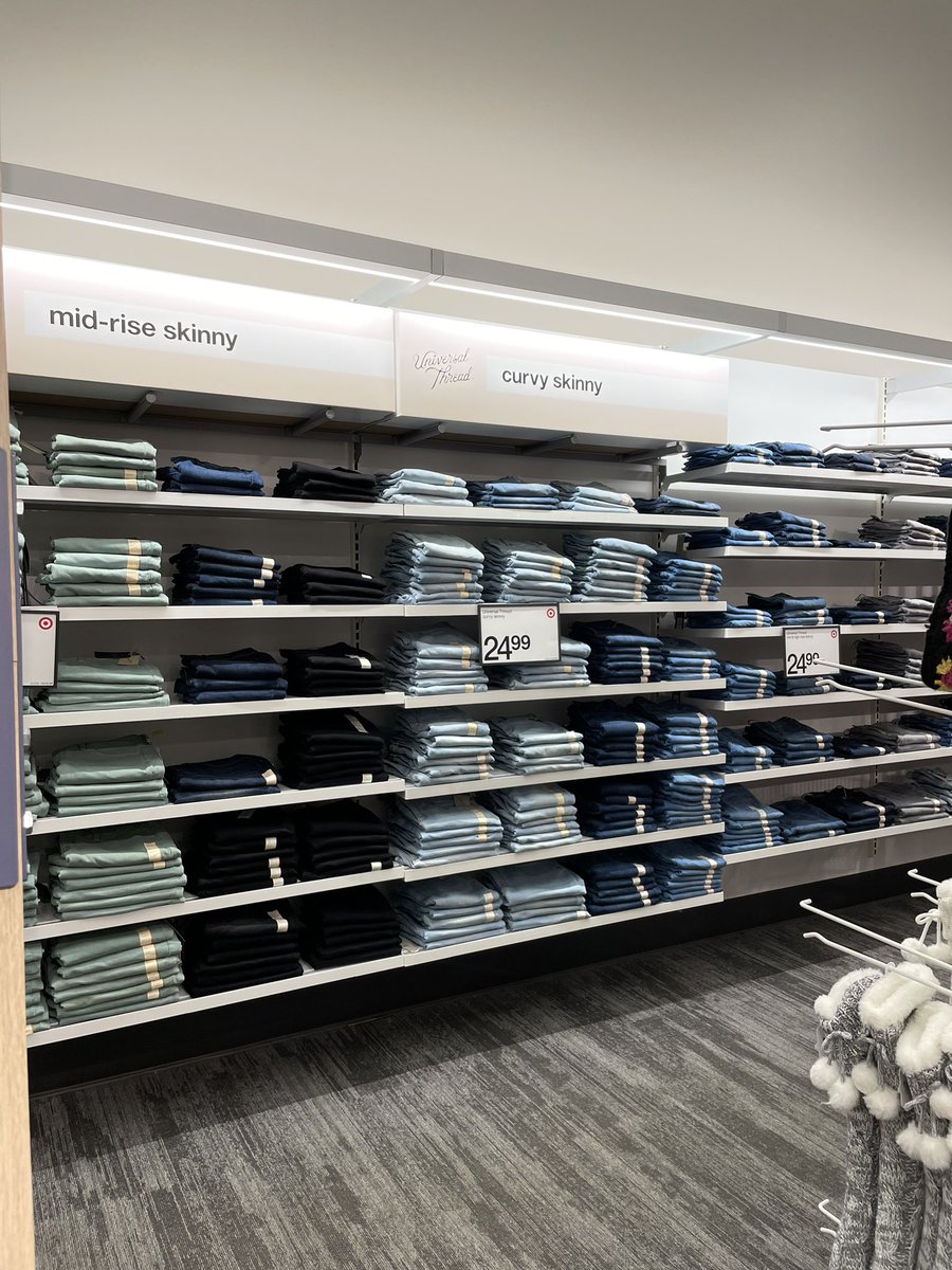 RaulitoVm1888's tweet photo. VM Training week 1 is off to a great start. VM Ilse is understanding our standards quiet well throughout these moments, the Nile Store really has a great addition to their team 🙌🏼 @T1888SSL_Jenn @matt_jockl #VMStandards / #ColorStories / #DenimStandards https://t.co/ToR0RNF4uX
